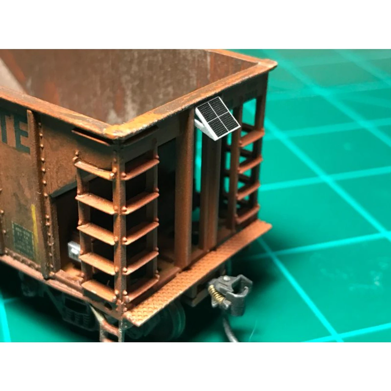 MACRail 807 - MOW Car Solar Panel (UP End Mount) - HO Scale Kit 1 MACRail 807 - MOW Car Solar Panel (UP End Mount) - HO Scale Kit